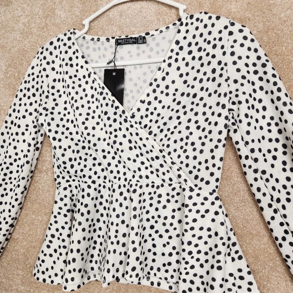 Nasty Gal Nastygal White Black Polka Dot V Neck Peplum Top NWT Size 4 - Picture 3 of 5